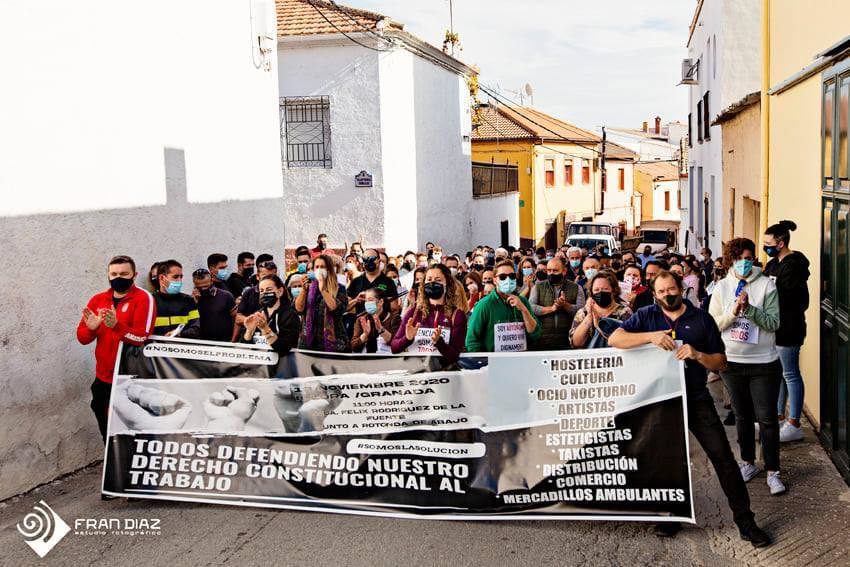 Íllora también se echa a la calle para protestar contra la ruina económica del comercio y la hostelería