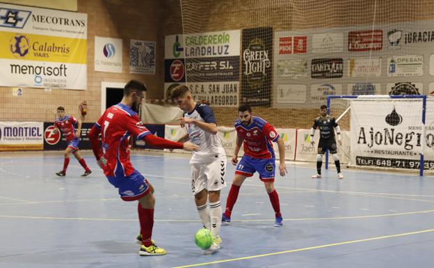 Mengíbar FS mejora sus prestaciones, pero tropieza ante Bisontes Castellón