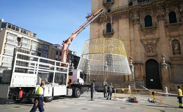 La capital mantiene las luces navideñas, pensando en el comercio y los niños