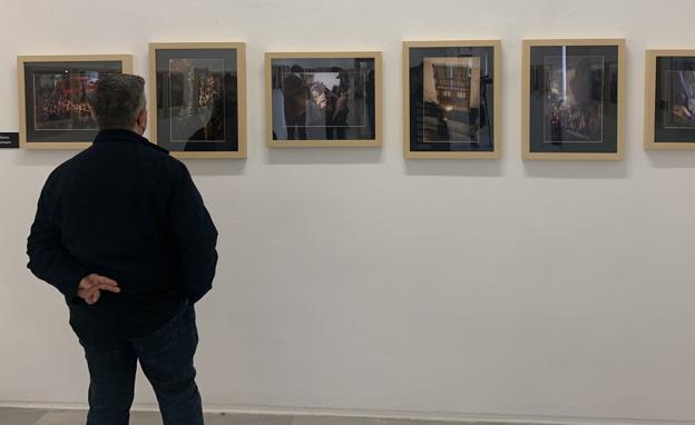 Una exposición fotográfica recoge la esencia de la Semana Santa baezana