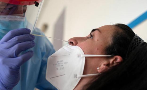 Salud medicaliza trece residencias en Jaén por casos activos de Covid y cierra el primer colegio