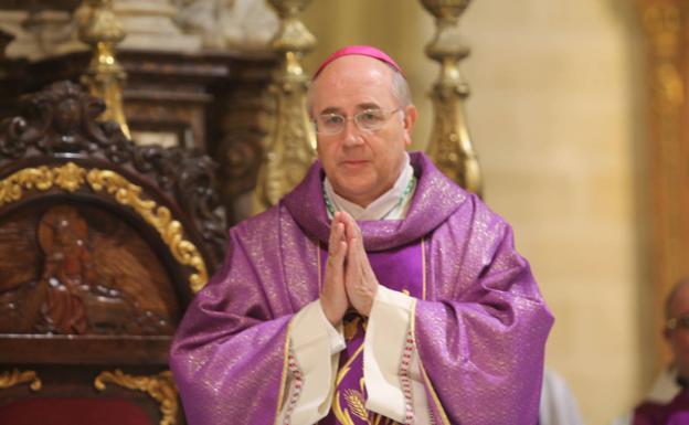 El obispo de Almería, en aislamiento preventivo tras estar en contacto estrecho con un positivo