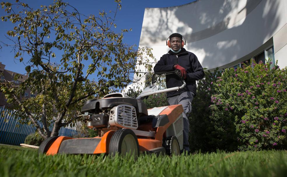 Cuatro años después de aquella travesía en patera con un trabajo como jardinero en Granada