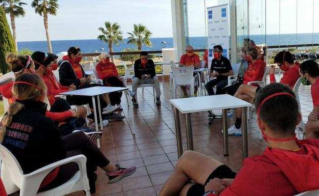 Los mejores paratriatletas disfrutan del Mar de Pulpí