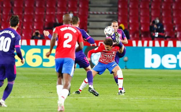 El Granada reacciona tarde ante el Valladolid y embarranca