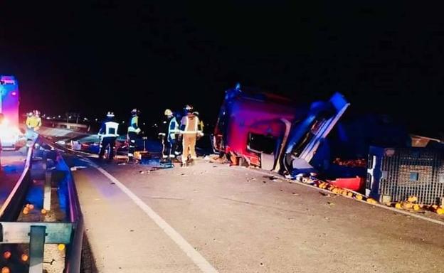 Aparatoso vuelco de un camión en la salida de Jaén hacia Torredelcampo