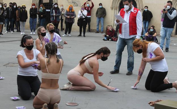 Almería se tiñe de violeta en homenaje a las víctimas de la violencia de género