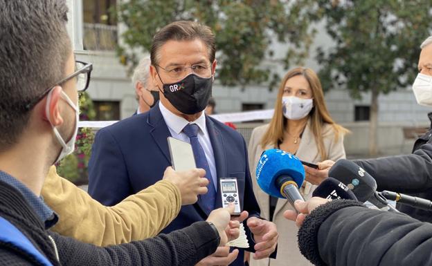 El alcalde compromete el apoyo de Granada para llevar el tren al puerto de Motril