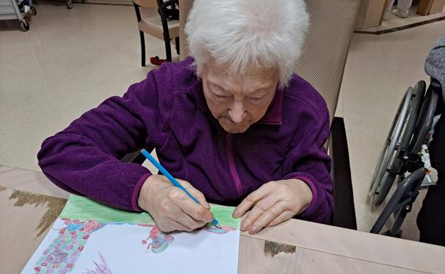 Los mayores de Almería se vuelcan con el concurso de tarjetas del Puerto