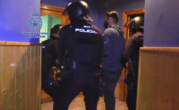 La Policía libera a 14 mujeres en una macro operación contra la trata de seres humanos con 20 detenidos