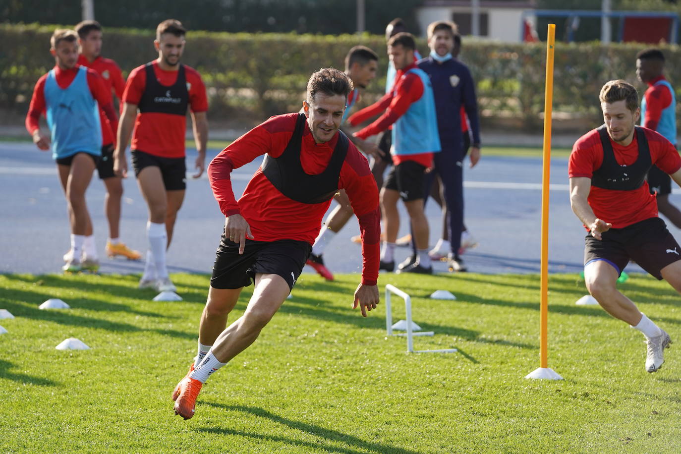 El delantero del Almería Juan Villar, en cuarentena al dar positivo en Covid-19