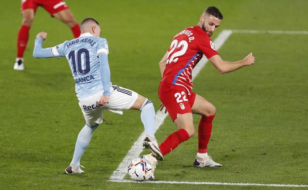 Ni con cinco atrás se puede frenar a Iago Aspas