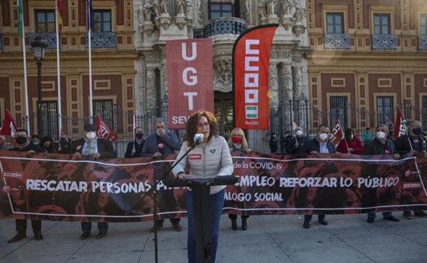 Una protesta de CC OO y UGT ante San Telmo pide ayudas para los trabajadores que sufren las restricciones