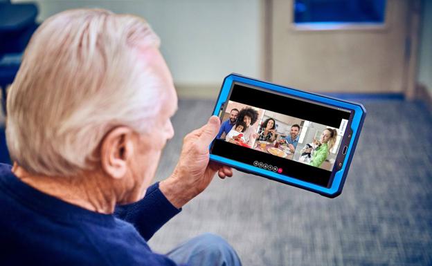 Facilitan tabletas para que los mayores de la capital estén mejor comunicados