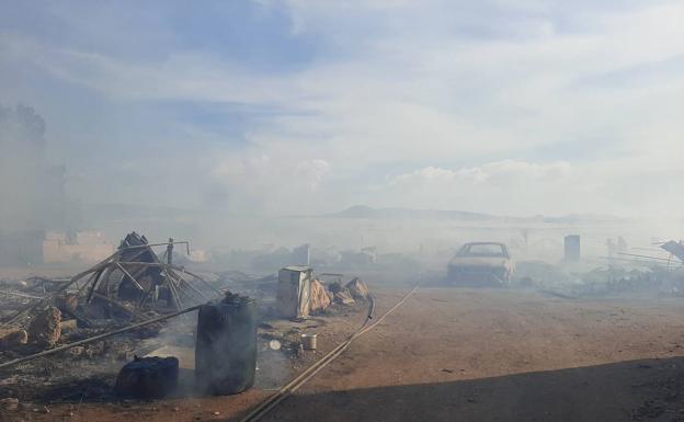 Doscientos damnificados y 50 infraviviendas quemadas en el incendio en el asentamiento chabolista de Níjar