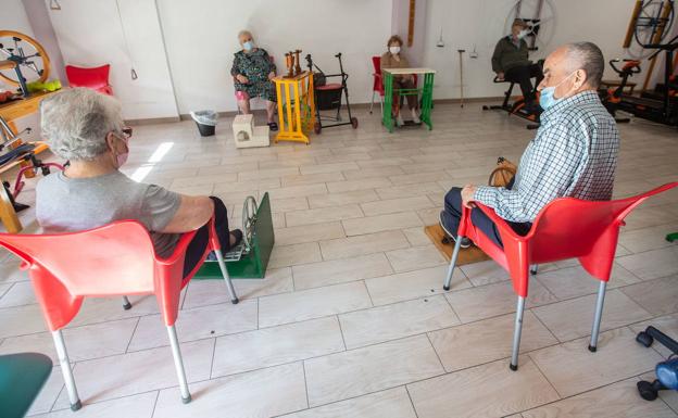 La pandemia da un respiro a las residencias de Granada, donde solo queda una medicalizada