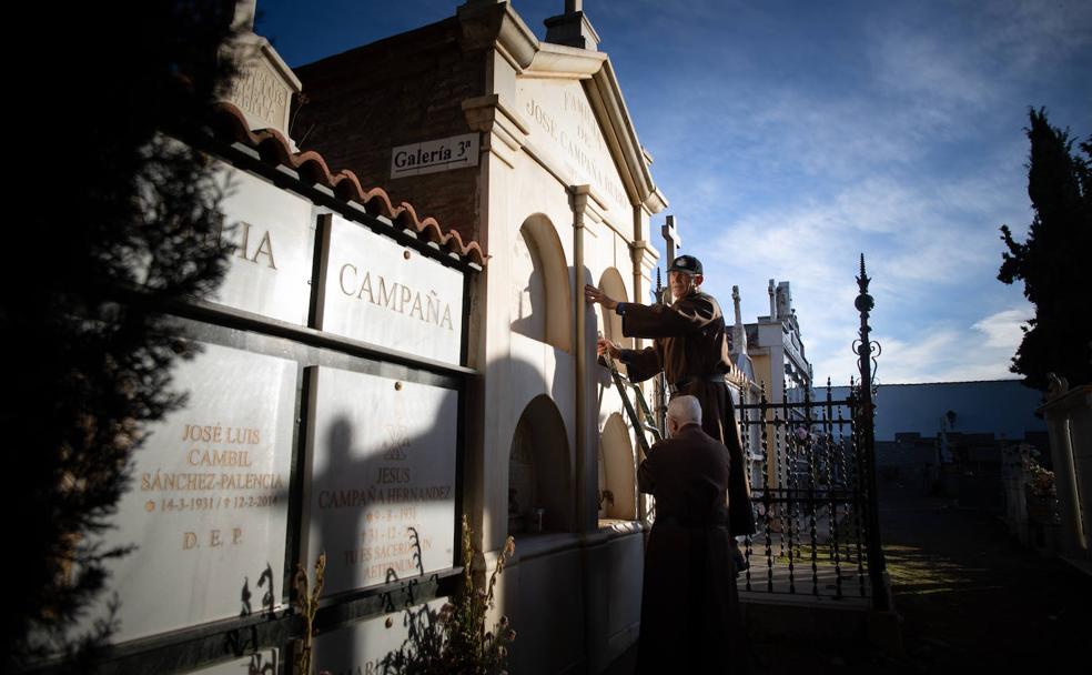 Los monjes del último adiós