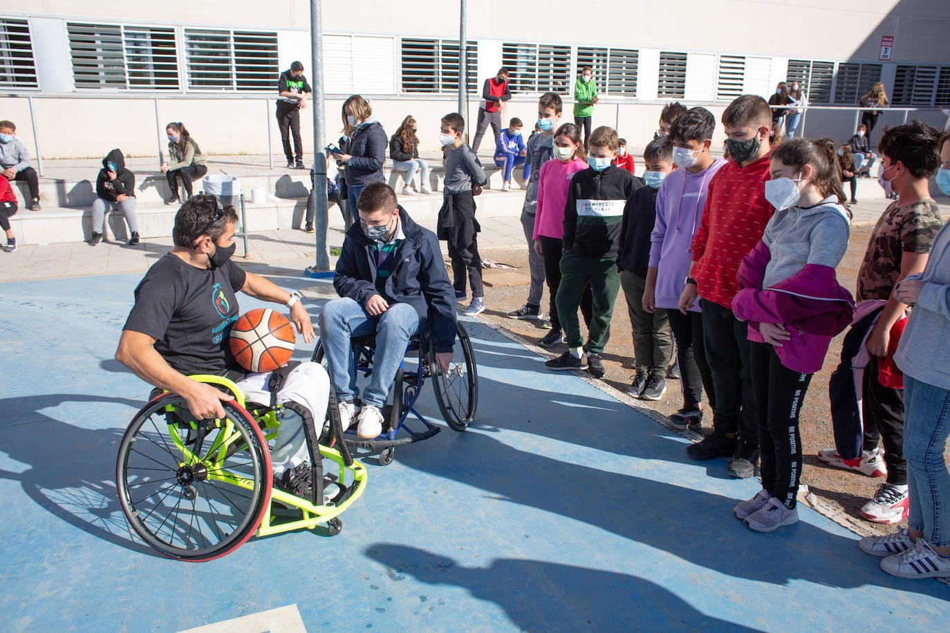 Los alumnos de Churriana aprenden a hacer deporte con una silla de ruedas