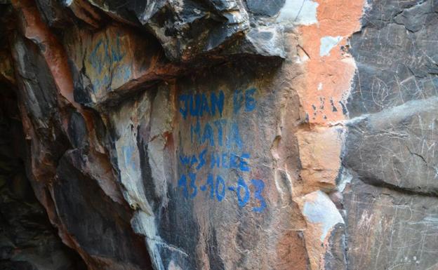 Cultura interviene para borrar grafitis en pinturas rupestres de Despeñaperros