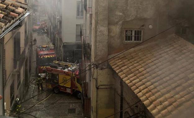 Un incendio en un transformador alerta en Granada a los vecinos del entorno de Plaza Nueva