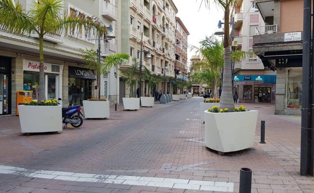 Motril cierra al tráfico la calle Emilio Moré desde el lunes para que las compras navideñas sean más seguras