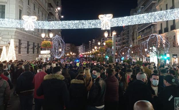 Hosteleros cortan el tráfico en Puerta Real para protestar contra las restricciones