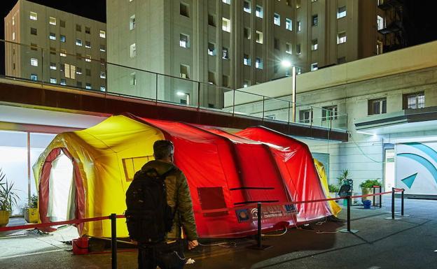 El hospital Virgen de las Nieves tiene tres brotes activos, uno de ellos en 'Trauma'