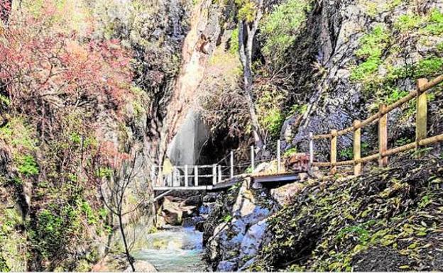 Pasarelas para facilitar la visita al 'Pilón Azul' en Quesada