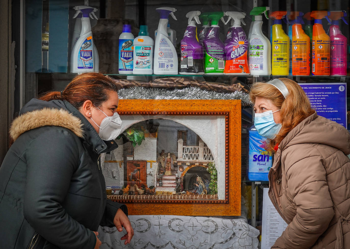 El belén artesanal de Víznar: once escenas integradas en ventanas y escaparates