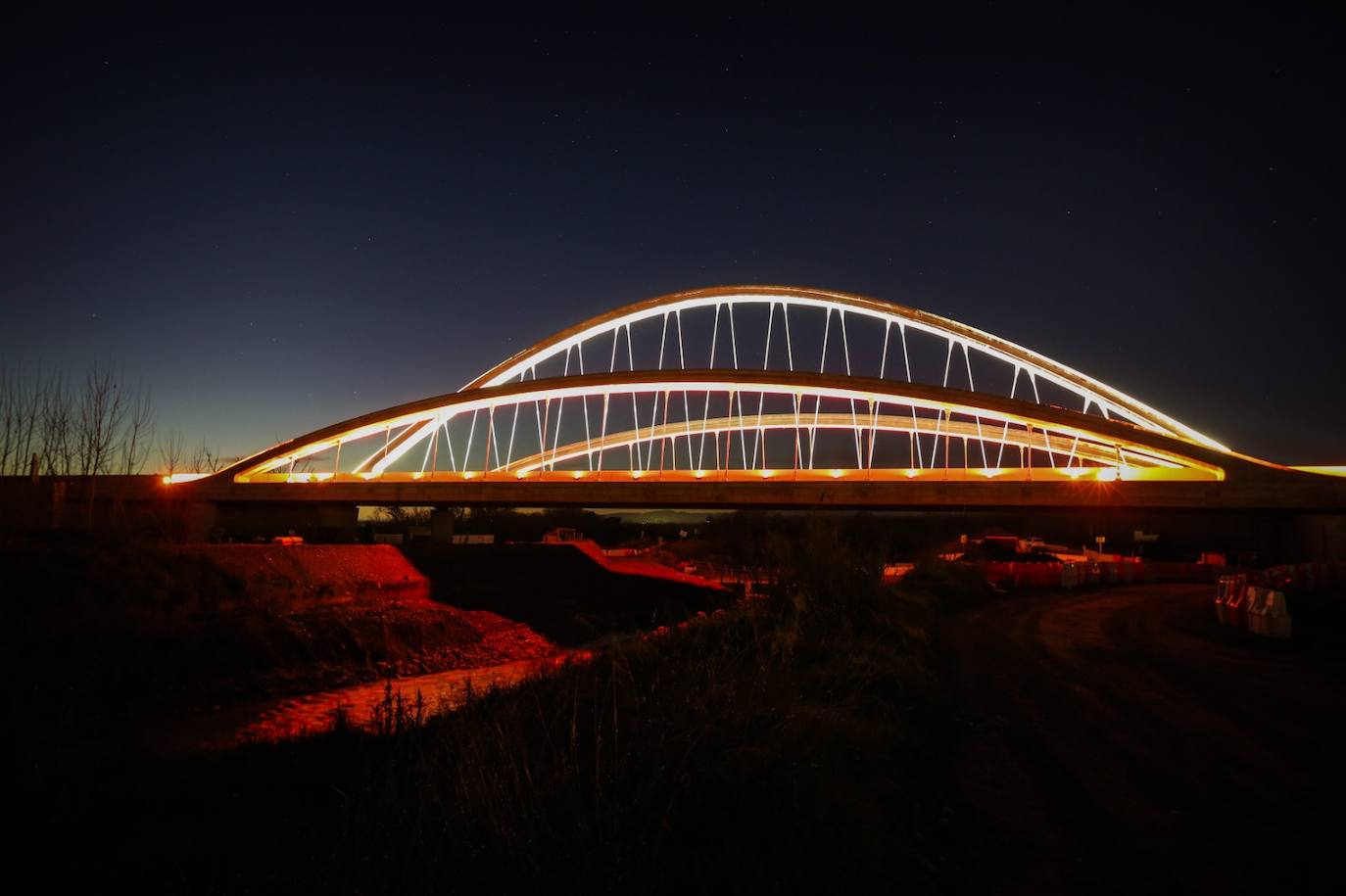 Preparativos en la Segunda Circunvalación ante la inauguración: el puente que se ilumina