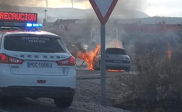 Arde un coche en la A-44 mientras circulaba a la altura de Padul