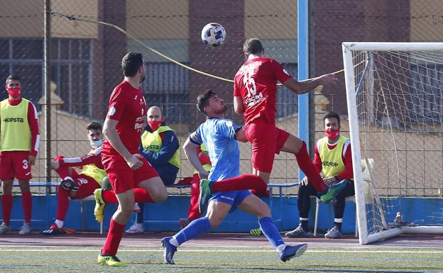 El Maracena cae ante el líder preso de sus propios errores