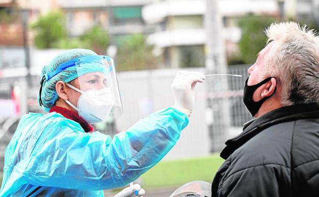 Las peticiones de test de la Covid llenan los laboratorios clínicos días antes de Navidad