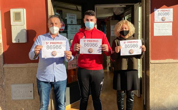 El primer quinto premio, el 86.986, deja 36.000 euros en la provincia