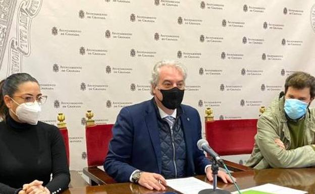 El cineasta César Ríos presenta en Granada su premiado cortometraje 'El día de las flores'