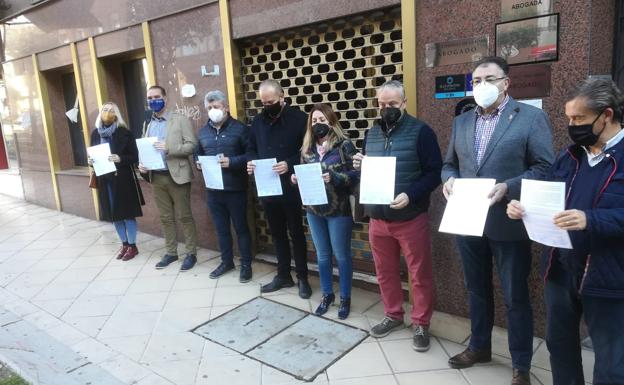 Los alcaldes del Condando se concentran para pedir a Endesa soluciones