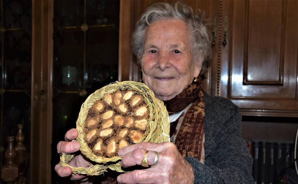 La abuela de Guájar Faragüit que regala panes de higo en Navidad