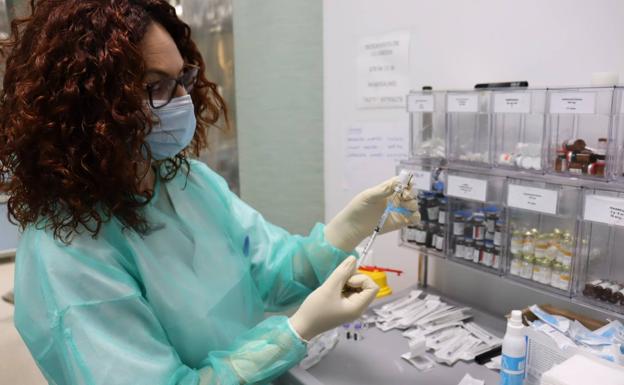 Almería recibe esperanzada las primeras 140 vacunas para ancianos y sanitarios