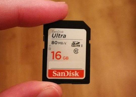 Un joven busca a los dueños de una tarjeta SD con fotos que encontró en Granada