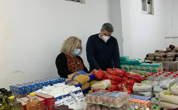Viator reparte más de 5.000 kilos de comida entre familias más necesitadas