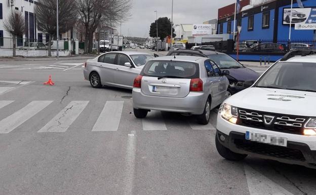 Colisión triple con un herido leve en el polígono industrial de Los Olivares