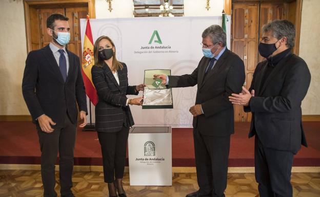 La Junta entrega el edificio que ocupará la Universidad de Almería en el Paseo