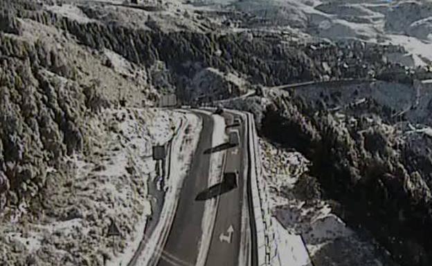 Estas son las carreteras cortadas y con cadenas obligatorias en Granada por la nieve