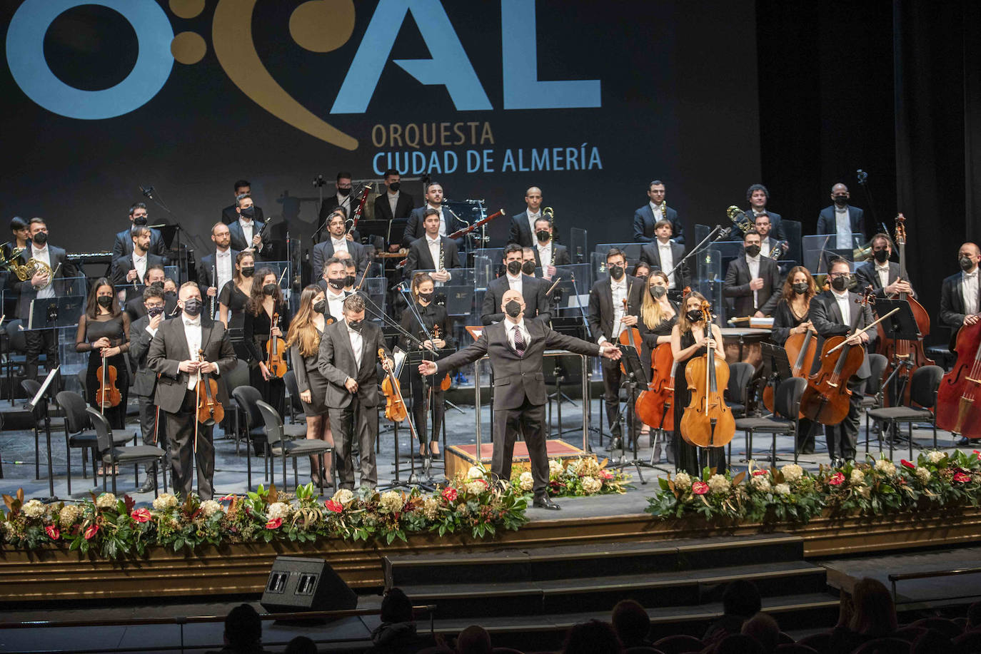 La Orquesta Ciudad de Almería rinde homenaje al sector sanitario y deleita con valses y polkas de la familia Strauss