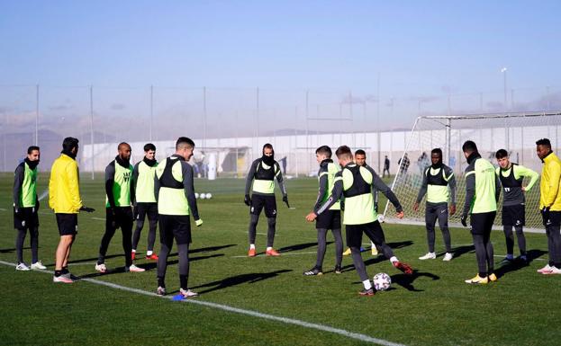 Ángel Montoro vuelve a entrenar con el grupo y ya toca balón