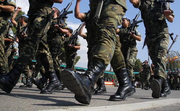 Condenados dos legionarios por agredir a un superior que les sorprendió haciéndose con una botella de anís