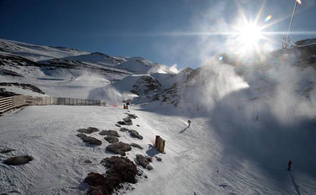 Rescatan a dos esquiadores que quedaron atrapados en Sierra Nevada