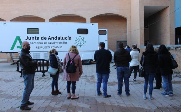 Largas colas desde las 10 de la mañana para realizar en Almería las pruebas a los profesionales de la educación