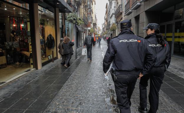 Amplio despliegue policial para prevenir hurtos en tiendas y calles de Granada en este día de compras
