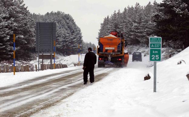 Abre al tráfico el Puerto de la Ragua pero siguen las incidencias en varias carreteras de Granada por la nieve